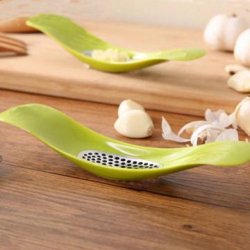 New Garlic Masher Creative Kitchen Tool Arch Shape Random Color
